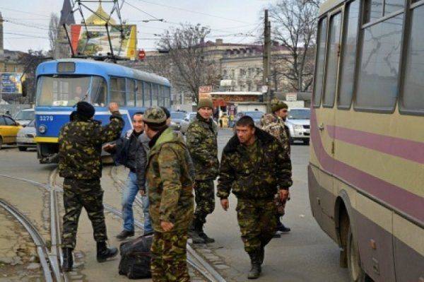 «Тебе табуретку дать?!» Вояк АТО не пускают в автобусы и гонят с автовокзалов «Тебе табуретку дать?!» Вояк АТО не пускают в автобусы и гонят с автовокзалов