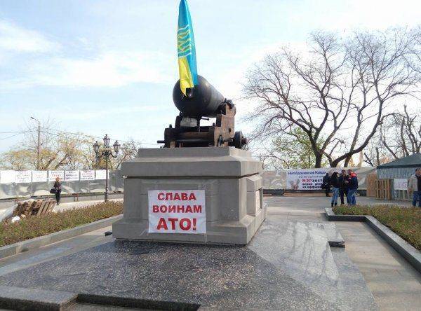 В Одессе памятник «Слава русскому оружию» закрыли плакатом в честь «воинов АТО»  В Одессе памятник «Слава русскому оружию» закрыли плакатом в честь «воинов АТО»