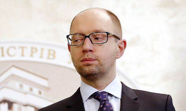 Яценюк перед уходом увеличил в два раза выплаты чиновникам Яценюк перед уходом увеличил в два раза выплаты чиновникам