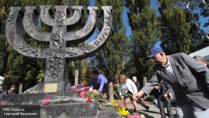 Украинцы сожгли флаг Израиля в Бабьем Яре в День памяти жертв холокоста Украинцы сожгли флаг Израиля в Бабьем Яре в День памяти жертв холокоста