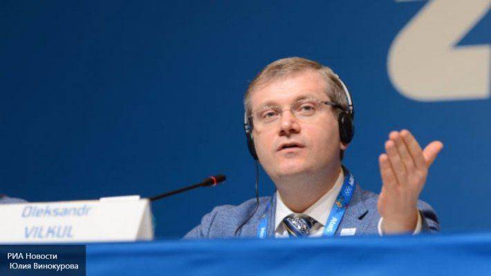 Депутата-оппозиционера облили зеленкой на встрече с ветеранами на Украине Депутата-оппозиционера облили зеленкой на встрече с ветеранами на Украине