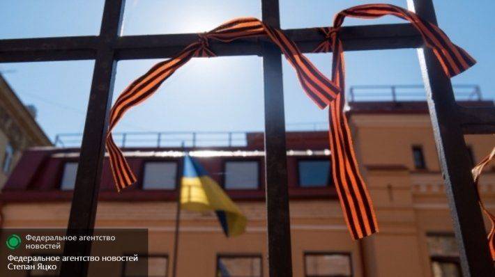 Киевских чиновников накажут за фото с георгиевской лентой Киевских чиновников накажут за фото с георгиевской лентой