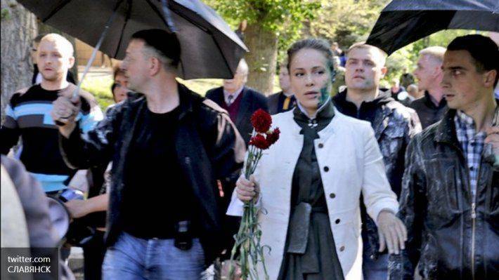 Украинского оппозиционного депутата закидали яйцами и зеленкой в Славянске Украинского оппозиционного депутата закидали яйцами и зеленкой в Славянске