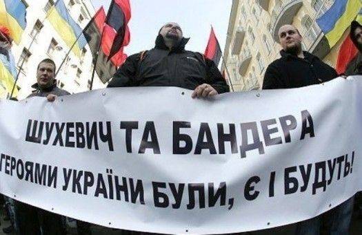 Порошенко: от «российской агрессии» Украину защищают потомки Шухевича Порошенко: от «российской агрессии» Украину защищают потомки Шухевича