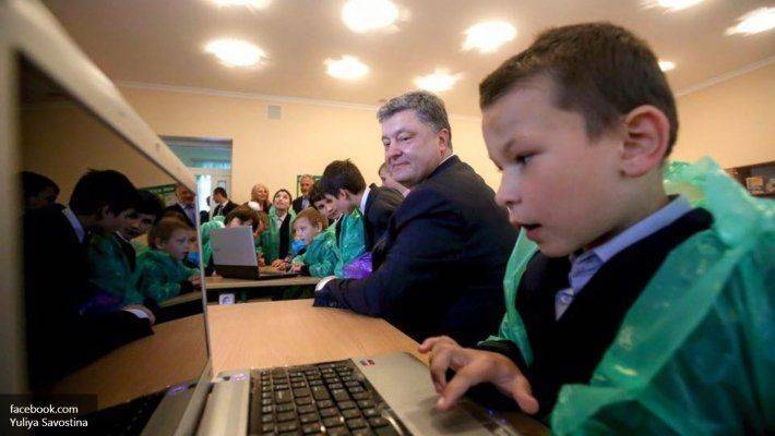 Украинских школьников одели в целлофан в честь приезда Порошенко Украинских школьников одели в целлофан в честь приезда Порошенко