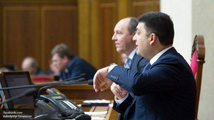 Новые украинские традиции: заседание Рады началось с блокирования трибуны Новые украинские традиции: заседание Рады началось с блокирования трибуны