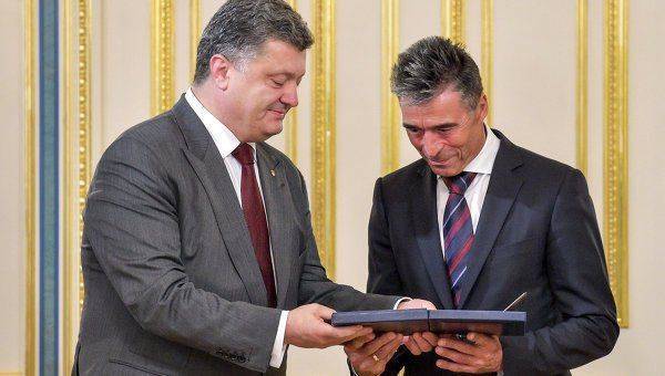 Порошенко назначил бывшего генсека НАТО Расмуссена внештатным советником