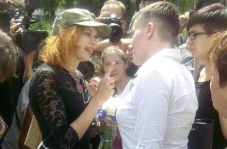 Скандал: возде Рады толпа журналистов чуть не затоптала Савченко, а активистка пообещала ее «сгноить» Скандал: возде Рады толпа журналистов чуть не затоптала Савченко, а активистка пообещала ее «сгноить»
