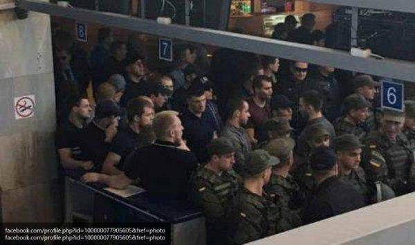 Майдановцы заблокировали в аэропорту Одессы депутатов-регионалов Майдановцы заблокировали в аэропорту Одессы депутатов-регионалов