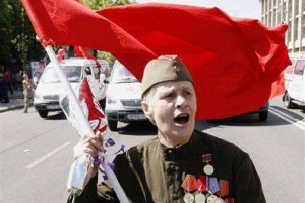 В Украине 9 мая запретили использовать знамя Победы В Украине 9 мая запретили использовать знамя Победы