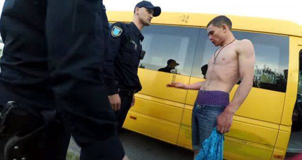 В Днепропетровске в маршрутке пьяному херою АТО набили морду В Днепропетровске в маршрутке пьяному херою АТО набили морду