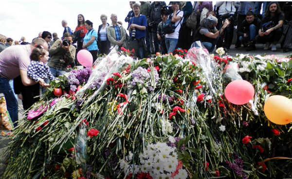 Полк наш бессмертен, Киев мы освободим снова! Полк наш бессмертен, Киев мы освободим снова!