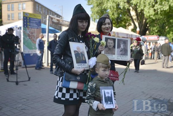 Истерика украинских СМИ: Киевская молодежь носит георгиевские ленты Истерика украинских СМИ: Киевская молодежь носит георгиевские ленты