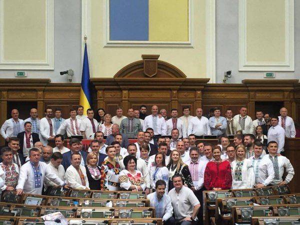 «**баный колхоз», «Палата №6″, «А кастрюли где? » — в соцсетях высмеяли Раду в вышиванках «**баный колхоз», «Палата №6″, «А кастрюли где? » — в соцсетях высмеяли Раду в вышиванках