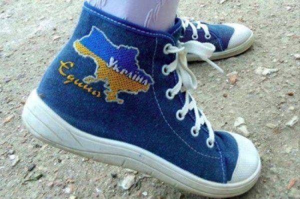 Украинские родители не захотели уродовать своих детей вышиванками в день последнего звонка Украинские родители не захотели уродовать своих детей вышиванками в день последнего звонка