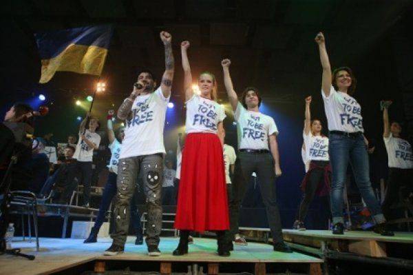 Поющие в кастрюлях и Янукович на лыжах. В Киеве готовятся к премьере мюзикла о Евромайдане Поющие в кастрюлях и Янукович на лыжах. В Киеве готовятся к премьере мюзикла о Евромайдане