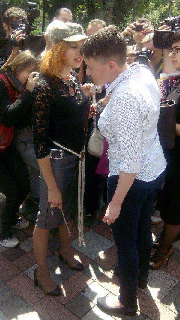 Скандал: возде Рады толпа журналистов чуть не затоптала Савченко, а активистка пообещала ее «сгноить»  Скандал: возде Рады толпа журналистов чуть не затоптала Савченко, а активистка пообещала ее «сгноить»