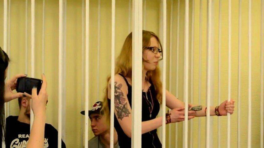 В Киеве спецназ за волосы вытащил украинскую неонацистку из суда В Киеве спецназ за волосы вытащил украинскую неонацистку из суда