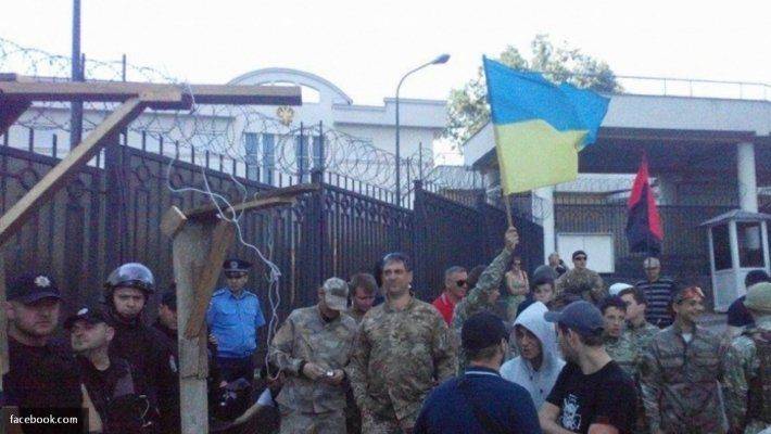 Украинские националисты взяли в осаду генконсульство РФ в Одессе Украинские националисты взяли в осаду генконсульство РФ в Одессе