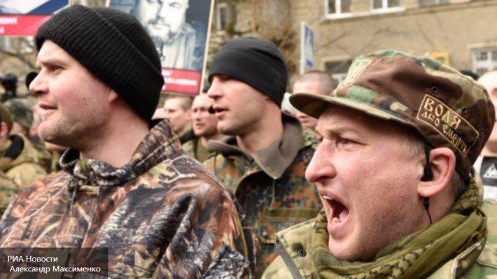 Одесситов поставили на колени перед осажденным генконсульством РФ Одесситов поставили на колени перед осажденным генконсульством РФ