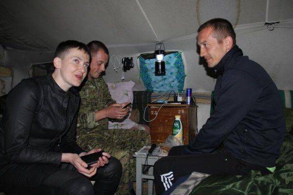 Савченко ночью на Донбассе посидела с мужиками Савченко ночью на Донбассе посидела с мужиками