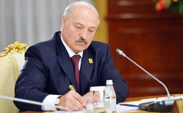Лукашенко гребёт на Запад граблями Януковича