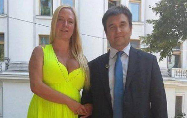 Сеть “порвало” фото главы МИД Украины с грудастой блондинкой  Сеть “порвало” фото главы МИД Украины с грудастой блондинкой