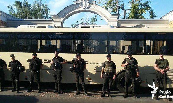 Протестующие приехали к дому Порошенко Протестующие приехали к дому Порошенко