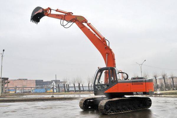 Уралвагонзавод представил новейший экскаватор ЭО-41211А массой 23 тонны Уралвагонзавод представил новейший экскаватор ЭО-41211А массой 23 тонны