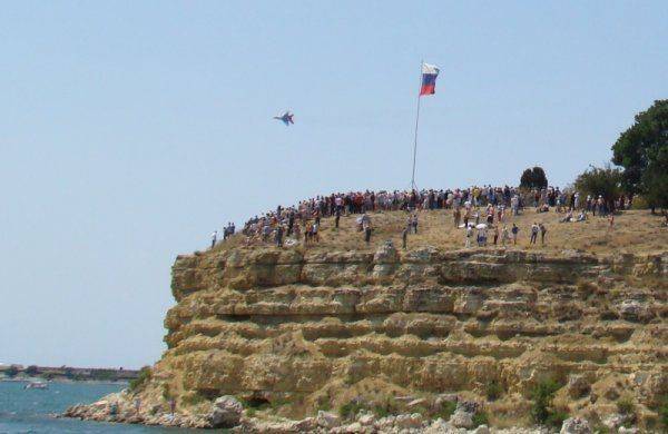 Уничтожен флаг России над Севастопольской бухтой Уничтожен флаг России над Севастопольской бухтой