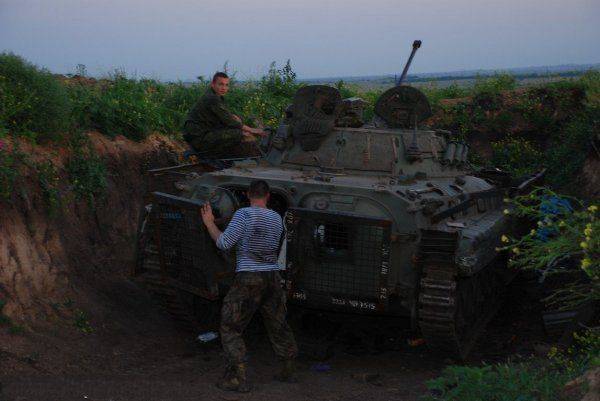 Обрешеченная БМП ВС ДНР и ещё один МТ-ЛБ из ДНР Обрешеченная БМП ВС ДНР и ещё один МТ-ЛБ из ДНР