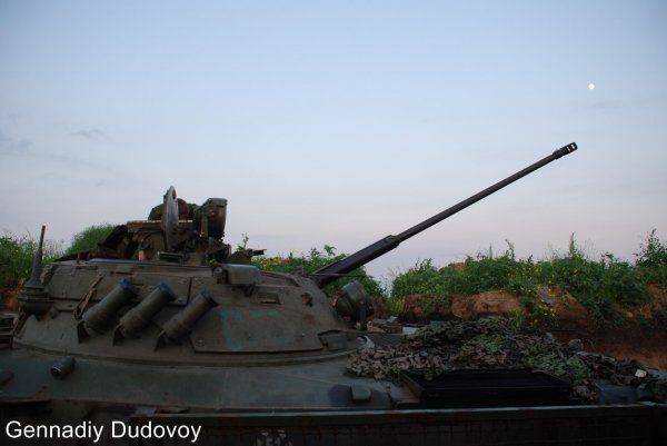 Обрешеченная БМП ВС ДНР и ещё один МТ-ЛБ из ДНР Обрешеченная БМП ВС ДНР и ещё один МТ-ЛБ из ДНР