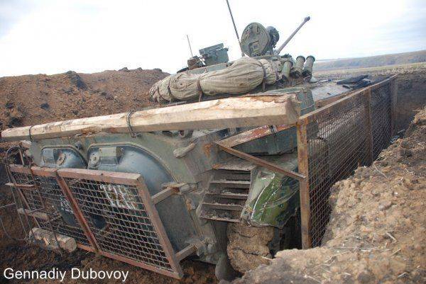 Обрешеченная БМП ВС ДНР и ещё один МТ-ЛБ из ДНР Обрешеченная БМП ВС ДНР и ещё один МТ-ЛБ из ДНР