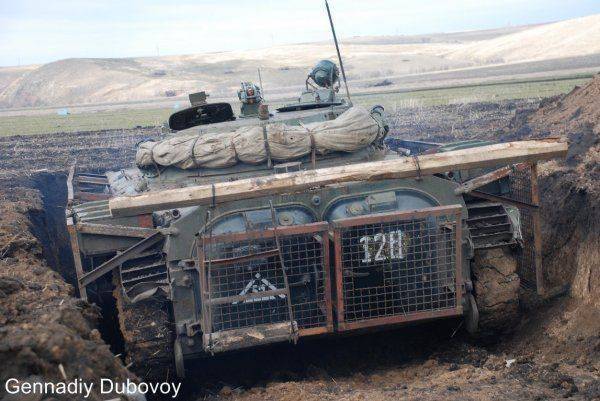 Обрешеченная БМП ВС ДНР и ещё один МТ-ЛБ из ДНР Обрешеченная БМП ВС ДНР и ещё один МТ-ЛБ из ДНР