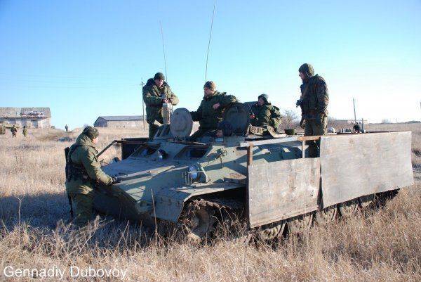 Обрешеченная БМП ВС ДНР и ещё один МТ-ЛБ из ДНР Обрешеченная БМП ВС ДНР и ещё один МТ-ЛБ из ДНР