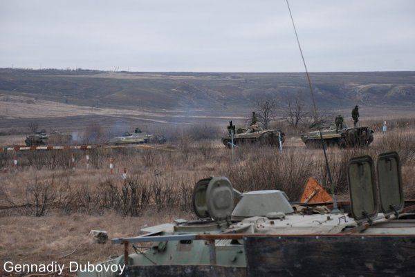 Обрешеченная БМП ВС ДНР и ещё один МТ-ЛБ из ДНР Обрешеченная БМП ВС ДНР и ещё один МТ-ЛБ из ДНР