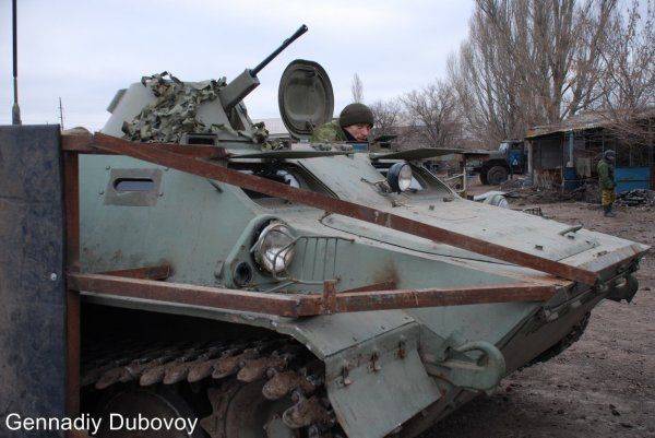 Обрешеченная БМП ВС ДНР и ещё один МТ-ЛБ из ДНР Обрешеченная БМП ВС ДНР и ещё один МТ-ЛБ из ДНР