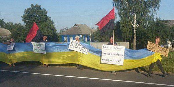 “Патриоты” побузили против крестного хода УПЦ МП, а потом пришли на халявную трапезу “Патриоты” побузили против крестного хода УПЦ МП, а потом пришли на халявную трапезу