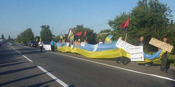 “Патриоты” побузили против крестного хода УПЦ МП, а потом пришли на халявную трапезу “Патриоты” побузили против крестного хода УПЦ МП, а потом пришли на халявную трапезу