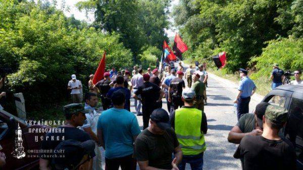 Боевики “Азова” и ОУН пытались помешать крестному ходу УПЦ МП Боевики “Азова” и ОУН пытались помешать крестному ходу УПЦ МП