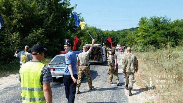 Боевики “Азова” и ОУН пытались помешать крестному ходу УПЦ МП Боевики “Азова” и ОУН пытались помешать крестному ходу УПЦ МП