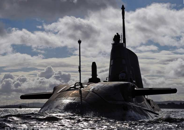 Английская атомная подлодка столкнулась с торговым судном у Гибралтара Английская атомная подлодка столкнулась с торговым судном у Гибралтара