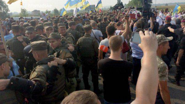 Бесноватые «майдановцы» напали на Крестный ход под Киевом Бесноватые «майдановцы» напали на Крестный ход под Киевом