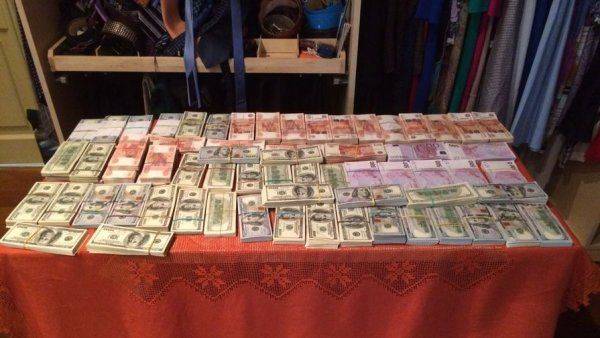 В доме главы ФТС Бельянинова нашли заначку «на черный день» В доме главы ФТС Бельянинова нашли заначку «на черный день»