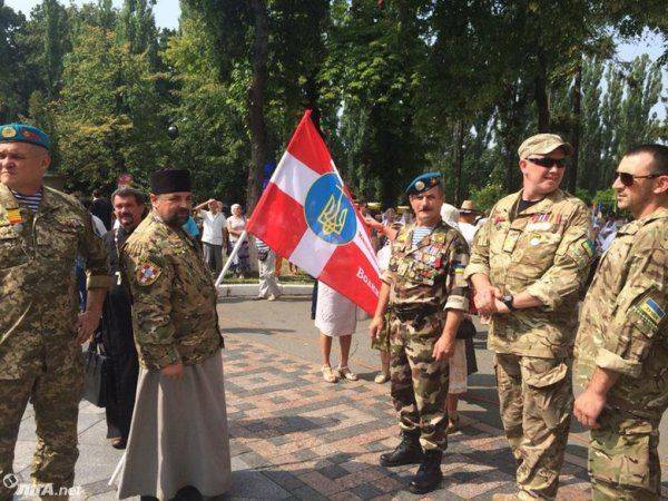 Крестный ход Киевского патриархата: «Слава нации – смерть ворогам!». Одни за мир, другие за войну. Крестный ход Киевского патриархата: «Слава нации – смерть ворогам!». Одни за мир, другие за войну.