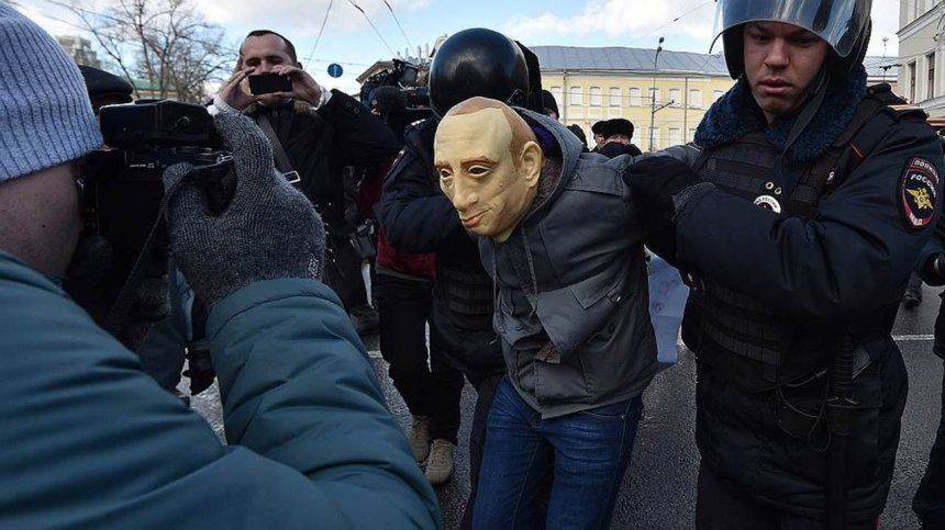 Раскрыто имя «известного писателя», попросившего политическое убежище на Украине Раскрыто имя «известного писателя», попросившего политическое убежище на Украине