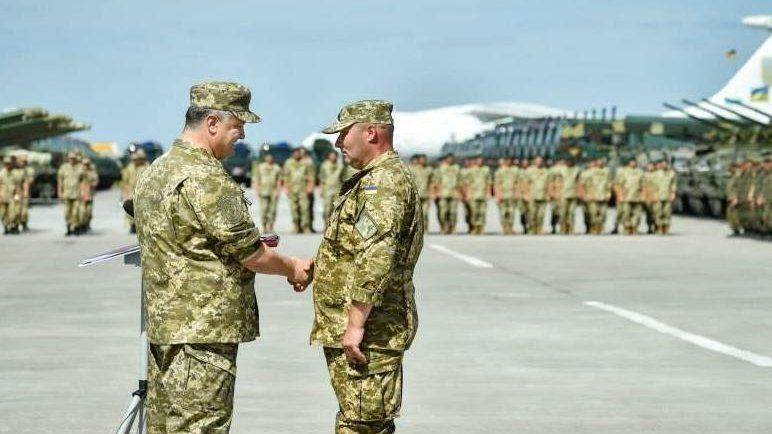 Смертоносные подарки: Порошенко едет на фронт поздравить бойцов Смертоносные подарки: Порошенко едет на фронт поздравить бойцов