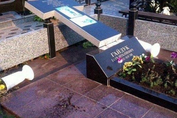 В Кривом роге за 20.000 не захотели искать злодеев, разбивших памятники «воинам света»   В Кривом роге за 20.000 не захотели искать злодеев, разбивших памятники «воинам света»