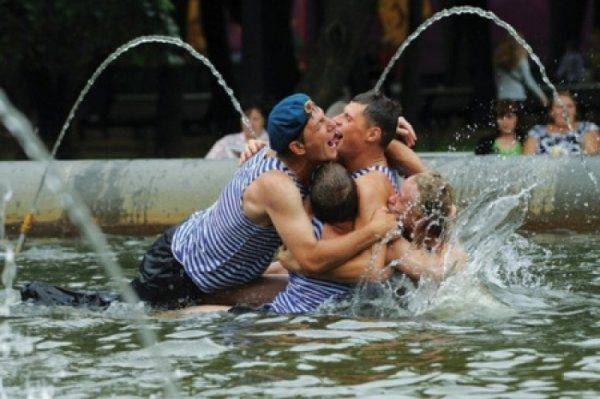 «На России в домах нет воды, вот они и моются в фонтанах»: диванные воины Украины насмехаются над ВДВ-шниками   «На России в домах нет воды, вот они и моются в фонтанах»: диванные воины Украины насмехаются над ВДВ-шниками