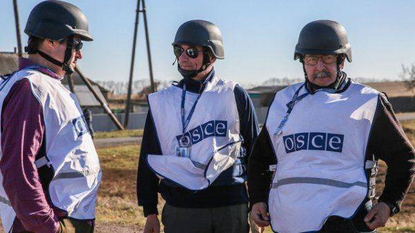 Пьяные украинские боевики угрожали оружием наблюдателю ОБСЕ Пьяные украинские боевики угрожали оружием наблюдателю ОБСЕ